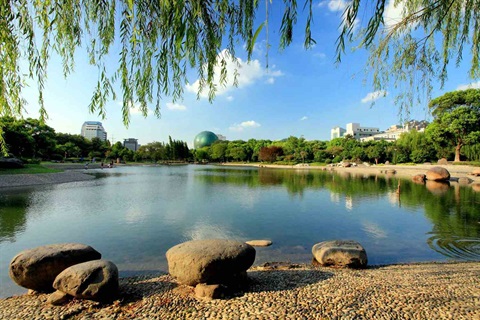 A lake in a city park in Kunshan.