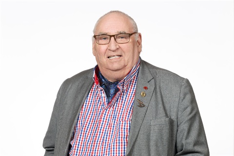 Head and shoulders photo of councillor Lew Findlay.