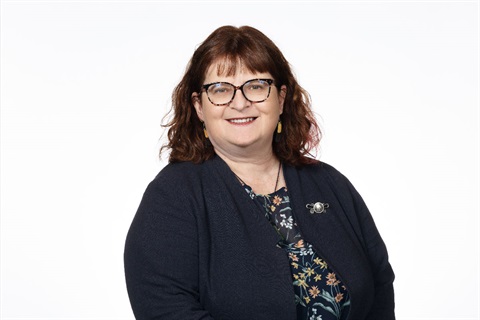 Head and shoulders photo of councillor Lorna Johnson.