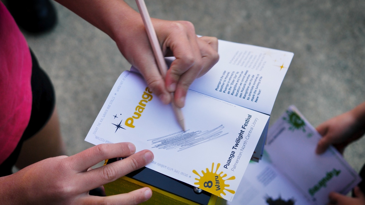 Hold the passport over the post and rub a pencil over the page to reveal the whetu.