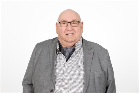 Head and shoulders photo of councillor Lew Findlay.